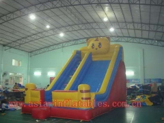 Diapositiva inflable del oso