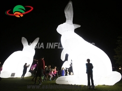 Conejo inflable colorido para festival.
