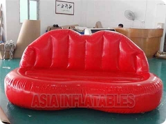  Sofá inflable de forma de labios rojos