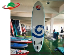 Las tablas de surf inflables para deportes acuáticos se levantan