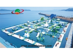 Gran parque acuático flotante