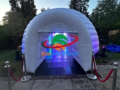 Tienda inflable tipo iglú para discoteca, color blanco, ideal como tienda de bar o fiesta con iluminación LED.