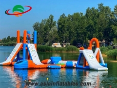 Parque acuático flotante inflable con juegos acuáticos inflables combinados