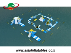 Carrera de obstáculos acuáticos flotantes inflables