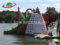 Carrera de obstáculos acuáticos flotantes inflables