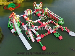 Carrera de obstáculos acuáticos flotantes inflables