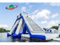 Tobogán acuático inflable gigante flotante