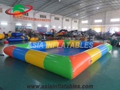 Piscina con equipo inflable para agua